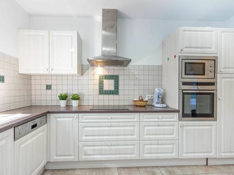 Cabinetry, Countertop, Property, Furniture, White, Kitchen, Wood, Kitchen Stove, Interior Design, Drawer