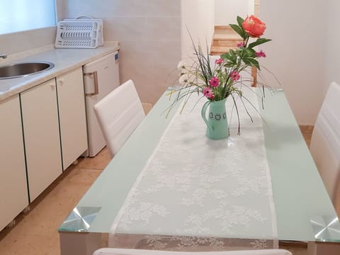 White, Floor, Property, Room, Tile, Table, Furniture, Countertop, Interior Design, Flooring