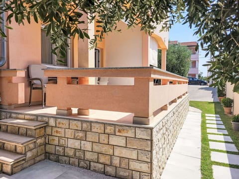 Property, Plant, Orange, Road Surface, Architecture, Brick, Urban Design, Brickwork, Wood, Rectangle