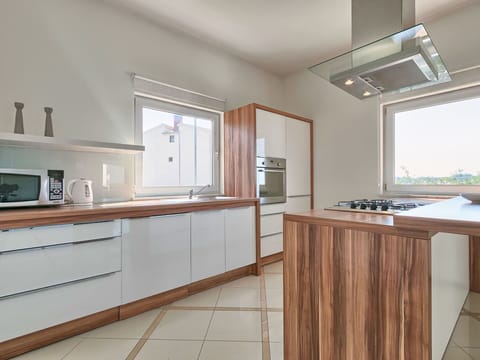 Property, Countertop, Room, Kitchen, Cabinetry, Furniture, Building, Interior Design, House, Real Estate