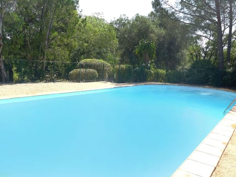 Swimming Pool, Property, Leisure, Water, Vacation, Real Estate, House, Tree, Rectangle, Composite Material