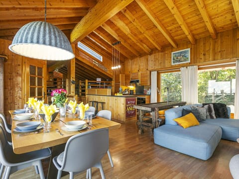 Table, Furniture, Property, Couch, Plant, Flower, Chair, Wood, Interior Design, Houseplant