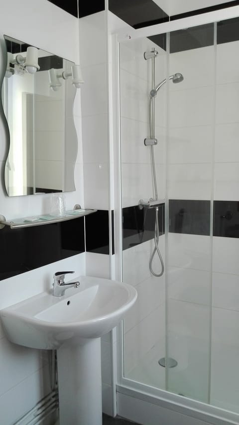 Twin Room, City View | Bathroom | Hair dryer, towels