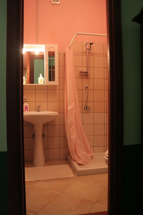 Romantic Double Room | Bathroom | Shower, free toiletries, hair dryer, slippers