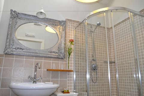 Superior Twin Room | Bathroom | Shower, free toiletries, hair dryer, towels