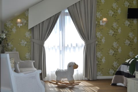 Superior Twin Room | Desk, blackout drapes, iron/ironing board, free cribs/infant beds