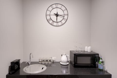 Executive Suite, 1 King Bed | Private kitchenette | Fridge, microwave, espresso maker, coffee/tea maker