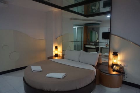 Standard Double Room | Minibar, desk, blackout drapes, WiFi (free)