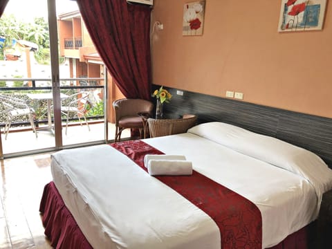 Barcelona | Desk, blackout drapes, iron/ironing board, bed sheets