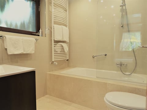 Comfort Double Room | Bathroom | Free toiletries, slippers, towels
