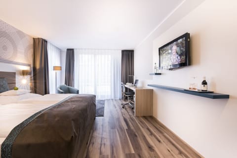 Standard Room | Hypo-allergenic bedding, in-room safe, desk, laptop workspace