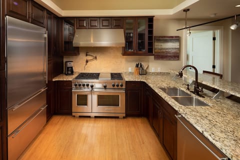 Hypo-allergenic bedding, in-room safe, desk, laptop workspace