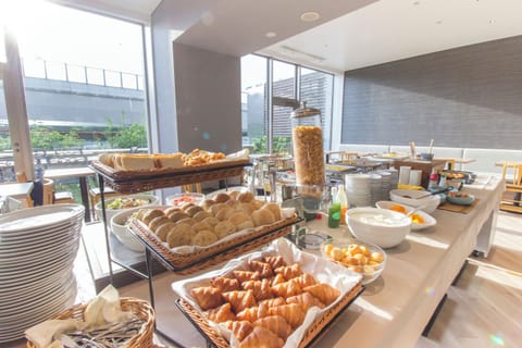 Daily buffet breakfast for a fee