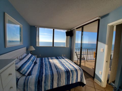 Master bedroom - Wake up and listen to the waves!