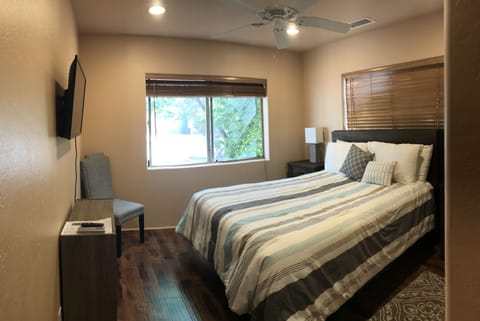 Bedroom with red rock view. Bed size: queen.