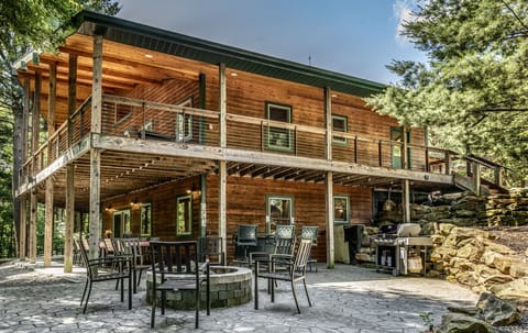 Double Bore Lodge - Upper and Lower deck, Outside Bar, Fire pit and Barbecue