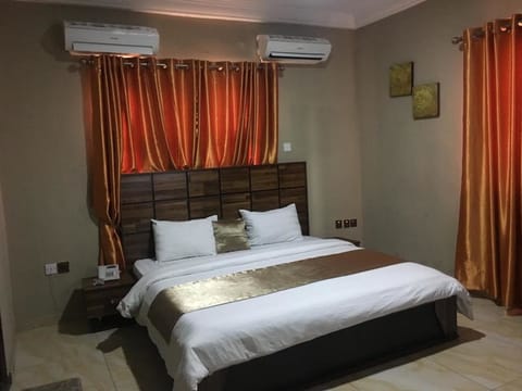 Classic Room | In-room safe, desk, free WiFi, bed sheets