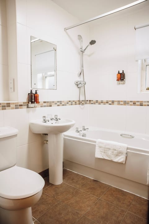 Double Room | Bathroom | Free toiletries, towels