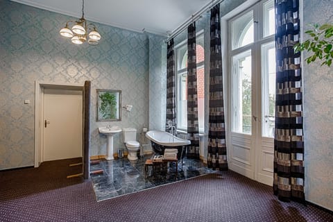 Johannes Gollnow Apartament | Bathroom | Free toiletries, hair dryer, towels