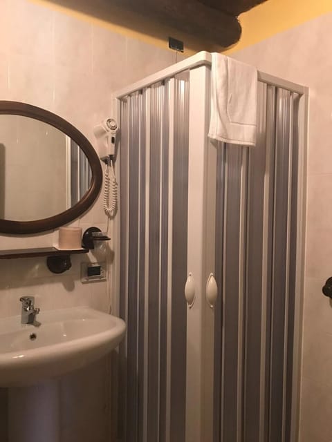 Shower, free toiletries, hair dryer, bidet