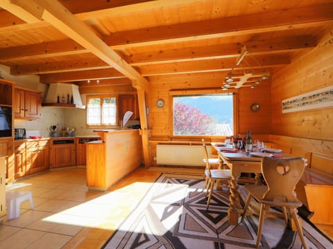 Room, Building, Property, Interior Design, Beam, Furniture, House, Floor, Ceiling, Table