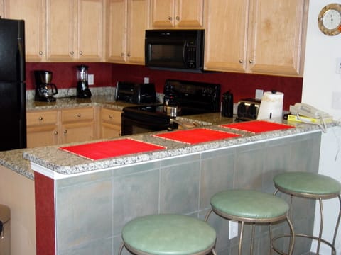 Well equipped kitchen & breakfast bar inc. 2 coffee makers (pod single & pot)