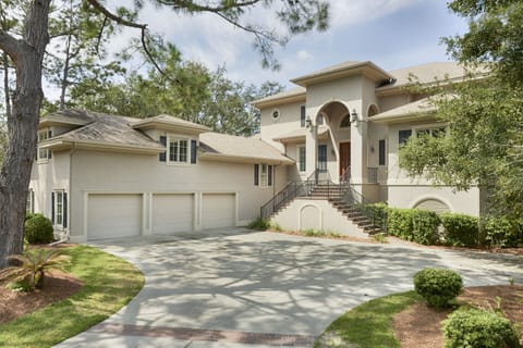 Welcome to 3 Lookout the perfect vacation retreat with 7 bedrooms and 7 baths