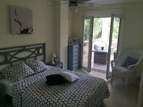 Master bedroom with access to the terrace and badroom "en suite"