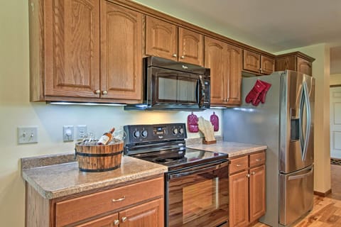 Full size oven and microwave.