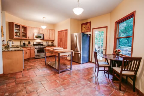 Stocked kitchen w/ stainless appliances