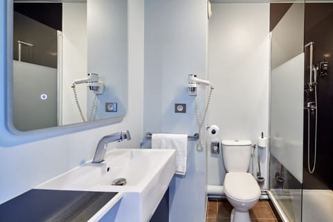 Shower, free toiletries, towels