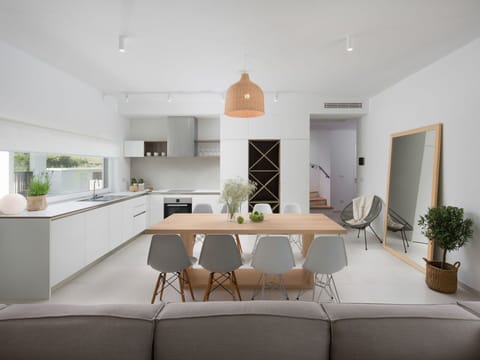 White, Room, Interior Design, Furniture, Living Room, Property, Building, House, Table, Coffee Table