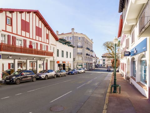 Neighbourhood, Residential Area, Town, Building, House, Vehicle, Property, Mixed-Use, Car, Human Settlement