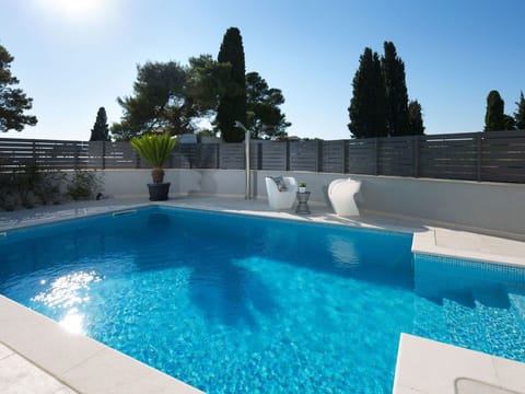 Swimming Pool, Property, Leisure, Water, Real Estate, House, Building, Leisure Centre, Vacation, Architecture