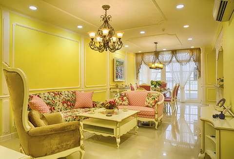 Luxury Apartment, 1 King Bed, Accessible, Non Smoking | Living room | Smart TV, Netflix