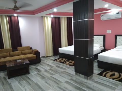 Deluxe Double Room, 1 King Bed, Non Smoking | 1 bedroom, soundproofing, free WiFi