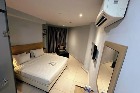 1 bedroom, desk, bed sheets