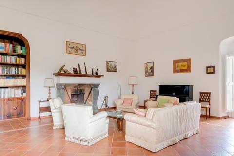 40-inch Smart TV with digital channels, TV, Netflix