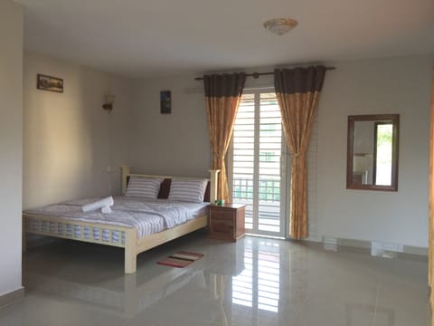 Basic Apartment, 1 King Bed, Non Smoking | Mountain view