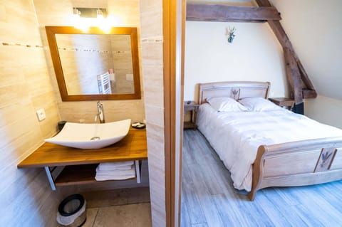 Country Room | Bathroom | Shower, rainfall showerhead, free toiletries, hair dryer