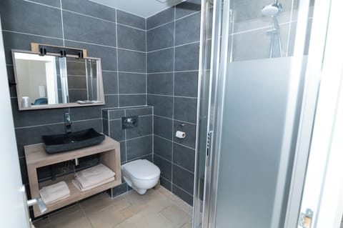 GITE DU RELAIS DE POSTE | Bathroom | Shower, rainfall showerhead, free toiletries, hair dryer