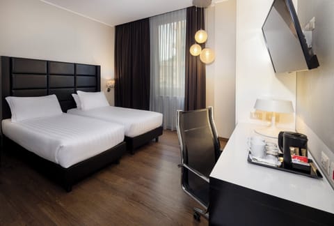 Standard Room, 2 Twin Beds | Premium bedding, minibar, in-room safe, desk