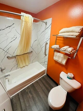 Combined shower/tub, free toiletries, hair dryer, towels