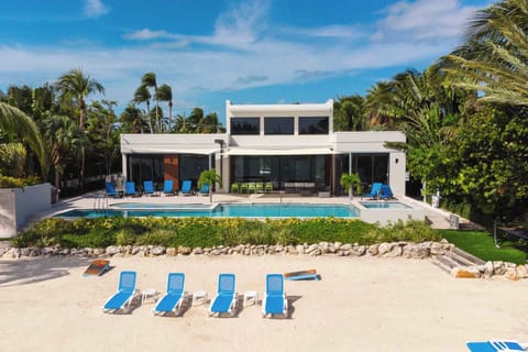 Welcome to White Dahlia, a modern 4-bedroom vacation villa with a private pool, heated spa, and toddler's splash zone. 