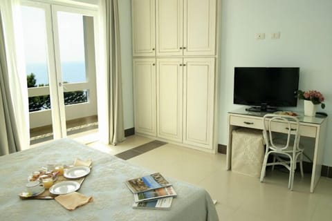 Minibar, desk, free WiFi, bed sheets