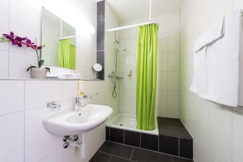 Familienzimmer/Doppelzimmer | Bathroom | Shower, hair dryer, towels, soap