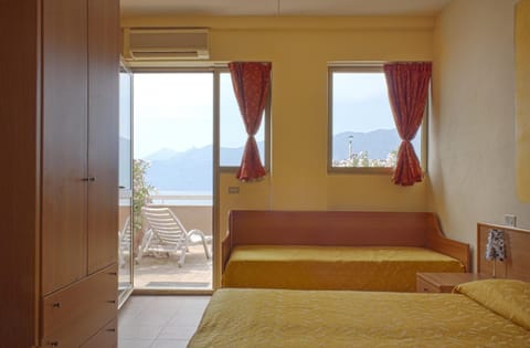 In-room safe, desk, soundproofing, free WiFi