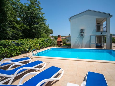 Sky, Property, Plant, Building, Swimming Pool, Blue, Azure, Shade, Architecture, Window