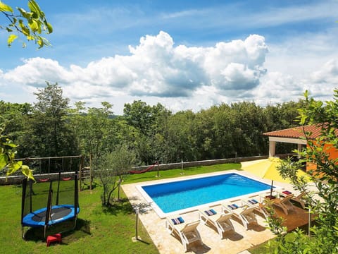 Swimming Pool, Property, House, Real Estate, Leisure, Grass, Sky, Home, Building, Tree