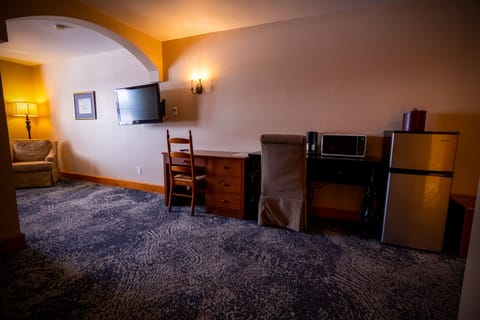 Deluxe Queen Room | Iron/ironing board, free WiFi, bed sheets, wheelchair access